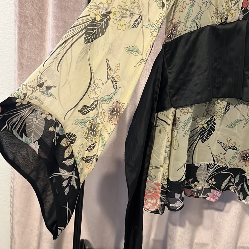 Swaui 100% silk, 3/4 Sleeve, V-neck
Floral Print, small, good condition - Picture 3 of 3